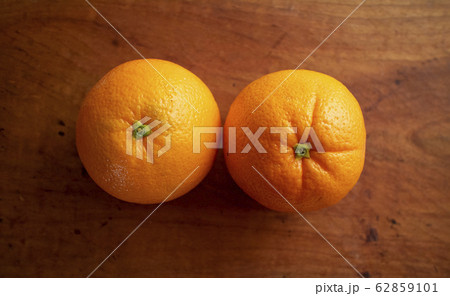 木皿の2つのオレンジ two oranges on a wooden plate 木皿の2つのオレンジ two oranges on a wooden plate 62859101
