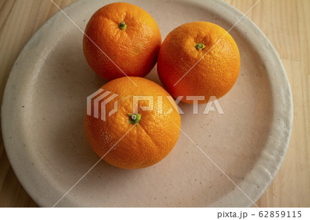 白い陶器皿の3つのオレンジ  1  -3 oranges on a white plate- 62859115