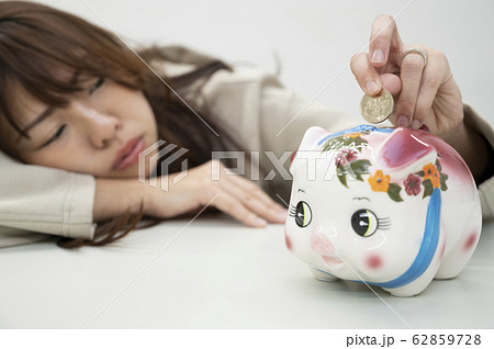 貯金箱と若い女性 貯金箱と若い女性 62859728