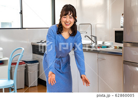 こっちにおいでをする若い主婦 こっちにおいでをする若い主婦 62860005