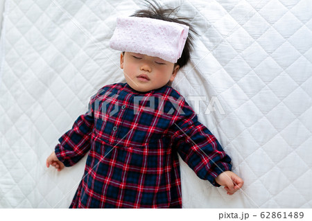 風邪を引いた幼児　冷やしタオル 62861489