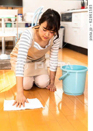 拭き掃除をする若い主婦 62861585