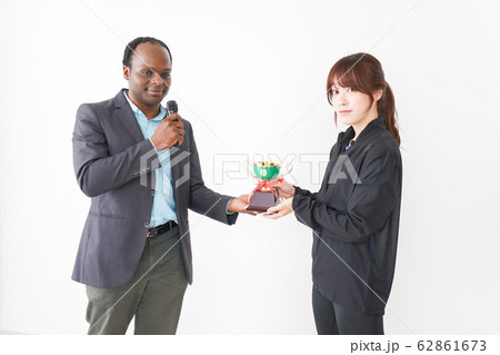 優勝トロフィーを受け取る人 優勝トロフィーを受け取る人 62861673