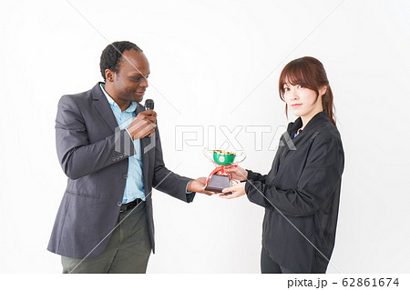 優勝トロフィーを受け取る人 優勝トロフィーを受け取る人 62861674