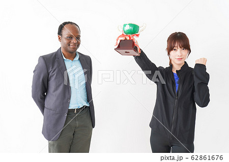 優勝トロフィーを受け取る人 優勝トロフィーを受け取る人 62861676