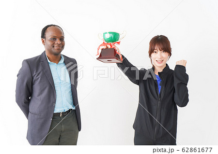 優勝トロフィーを受け取る人 優勝トロフィーを受け取る人 62861677