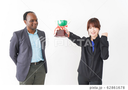 優勝トロフィーを受け取る人 優勝トロフィーを受け取る人 62861678