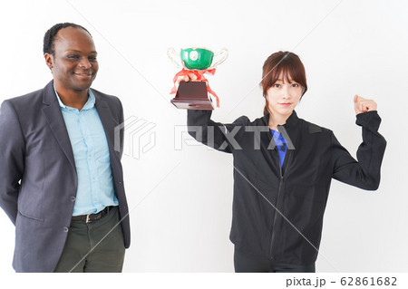 優勝トロフィーを受け取る人 優勝トロフィーを受け取る人 62861682