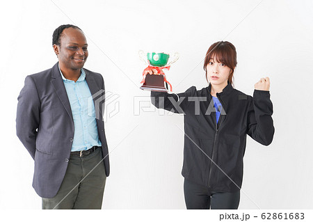 優勝トロフィーを受け取る人 優勝トロフィーを受け取る人 62861683