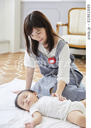 赤ちゃんの寝かしつけ 62861889