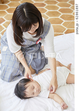 赤ちゃんの寝かしつけ 赤ちゃんの寝かしつけ 62861897