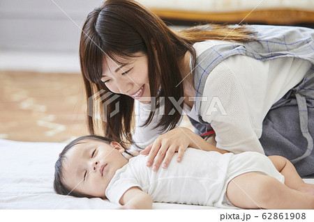 赤ちゃんの寝かしつけ 赤ちゃんの寝かしつけ 62861908
