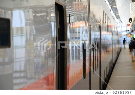 新幹線の乗車口 62861957