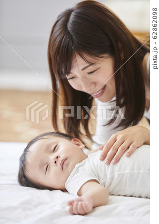 赤ちゃんの寝かしつけ 62862098