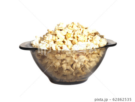 Popcorn in a glass bowl 62862535