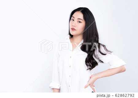 カッコいい　大人　女性　人物　シャツ　モデル 62862792