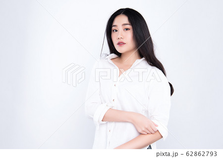 カッコいい　大人　女性　人物　シャツ　モデル 62862793
