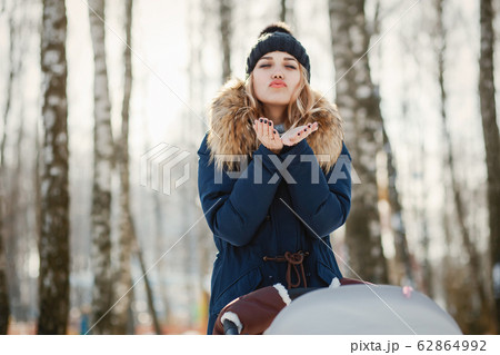 Mother with carriage 62864992