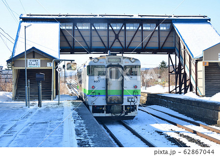 冬の北海道長万部町JR国縫駅を発着する普通列車の風景を撮影 冬の北海道長万部町JR国縫駅を発着する普通列車の風景を撮影 62867044