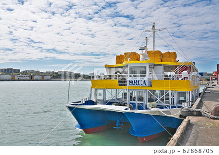 【大型水中観光船 (オルカ号) 那覇港】 沖縄県那覇市通堂町 62868705