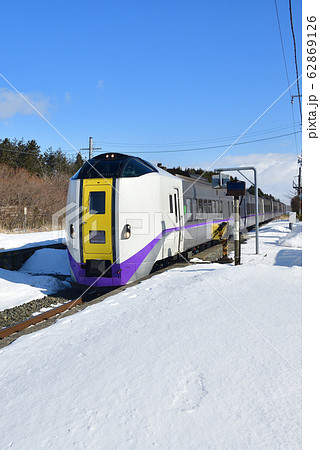 冬の北海道長万部町JR中ノ沢駅を通過する特急スーパー北斗の風景を撮影 冬の北海道長万部町JR中ノ沢駅を通過する特急スーパー北斗の風景を撮影 62869126