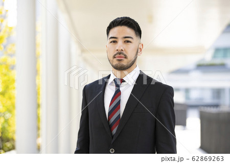 屋外のビジネスマン 62869263