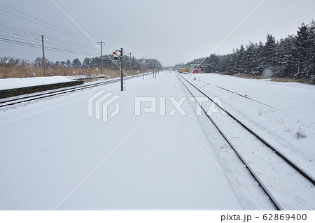 冬の北海道長万部町JR静狩駅の風景を撮影 62869400