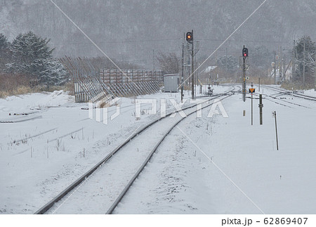 冬の北海道長万部町JR静狩駅の風景を撮影 62869407