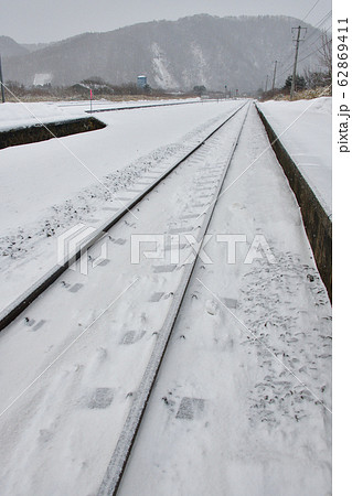 冬の北海道長万部町JR静狩駅の風景を撮影 62869411