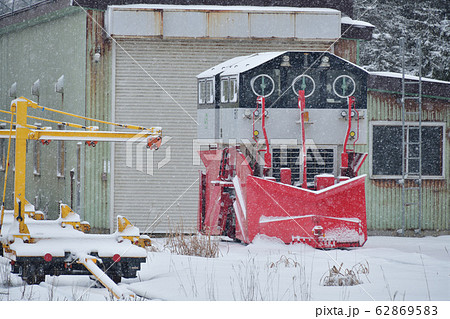 冬の北海道長万部町JR静狩駅に待機中の除雪車のある風景を撮影 62869583