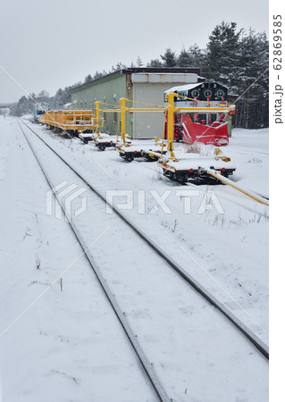 冬の北海道長万部町JR静狩駅に待機中の除雪車のある風景を撮影 62869585