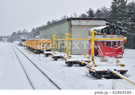 冬の北海道長万部町JR静狩駅に待機中の除雪車のある風景を撮影 62869586