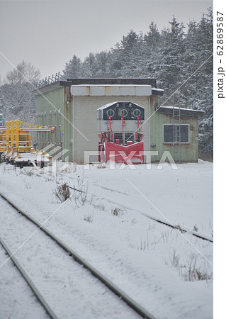 冬の北海道長万部町JR静狩駅に待機中の除雪車のある風景を撮影 62869587