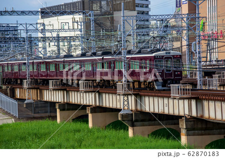 淀川を渡る阪急電車7000系 淀川を渡る阪急電車7000系 62870183