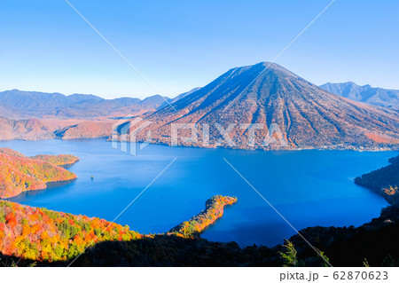 秋の中禅寺湖と男体山 （半月山展望台より） 62870623