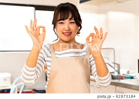 OKサインの若い主婦 OKサインの若い主婦 62873184