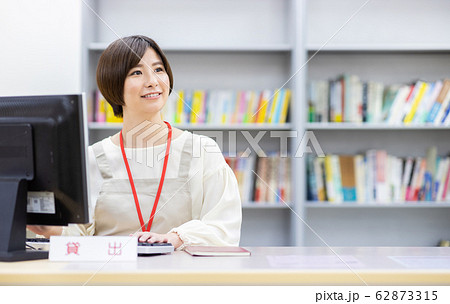 図書館司書　女性 62873315