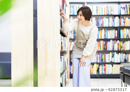図書館司書 女性 図書館司書 女性 62873317