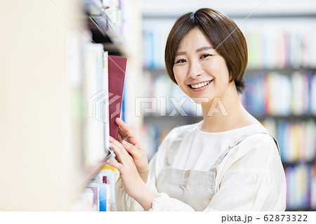 図書館司書 女性 図書館司書 女性 62873322