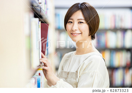 図書館司書　女性 62873323