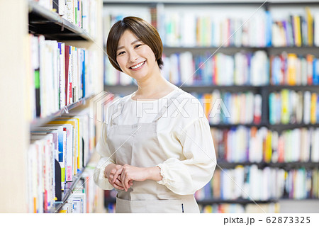 図書館司書　女性 62873325