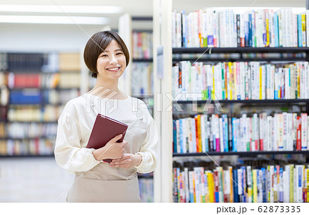 図書館司書　女性 62873335