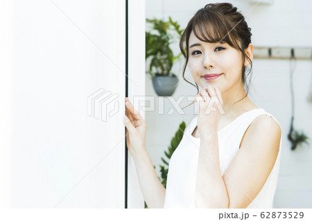 女性 朝 起床 ビューティー ライフスタイル 女性 朝 起床 ビューティー ライフスタイル 62873529
