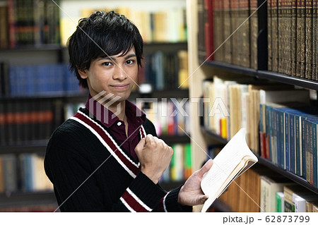 若い男性 図書館 書店 書棚 読書 若い男性 図書館 書店 書棚 読書 62873799