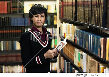 若い男性　図書館　書店　書棚　読書 62873807