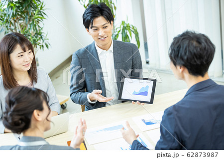 ビジネスシーン　会議　商談 62873987