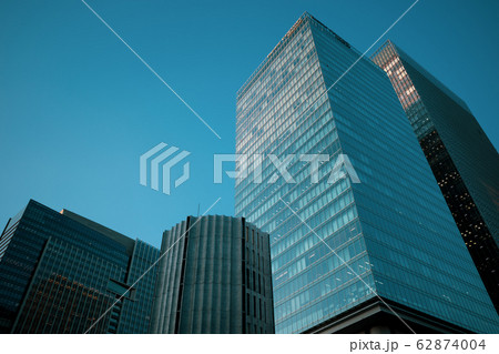 東京 冬の夕刻 鍛冶橋交差点 丸の内 02 シアン色の写真素材