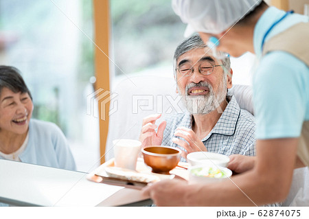 食事 介護イメージ シニア デイケア 介護福祉士 老人ホーム 食事 介護イメージ シニア デイケア 介護福祉士 老人ホーム 62874075