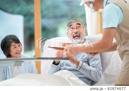 食事 介護イメージ シニア デイケア 介護福祉士 老人ホーム 食事 介護イメージ シニア デイケア 介護福祉士 老人ホーム 62874077