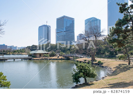 東京都 浜離宮恩賜庭園 大泉水とビル群 東京都 浜離宮恩賜庭園 大泉水とビル群 62874159
